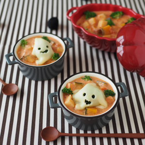 かぼちゃ入り、おばけのトマトクリームスープ