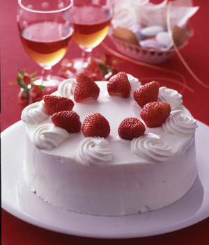苺のデコレーションケーキ 生クリームとチーズ乳製品レシピ クリーム コンシェルジュ タカナシ乳業株式会社